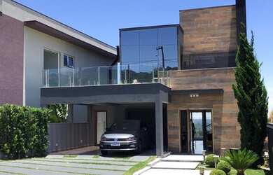 Imagem: A casa em condomínio possui 4 Dormitórios, 5 Banheiros, 4