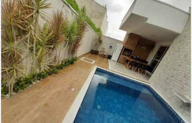 Imagem: A casa possui 3 Dormitórios, 3 Banheiros, 4 Vagas na garagem