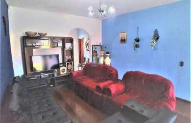 Imagem: A casa possui 3 Dormitórios, 2 Banheiros, 5 Vagas na garagem