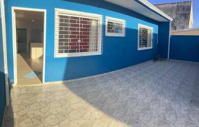 Imagem: A casa possui 3 Dormitórios, 1 Banheiro, 2 Vagas na garagem