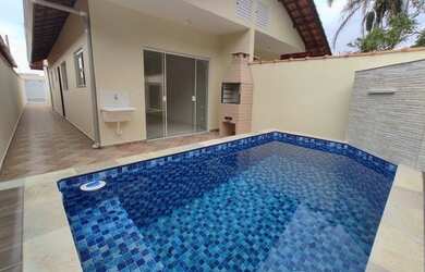 Imagem: A casa possui 2 Dormitórios, 2 Banheiros, 2 Vagas na garagem