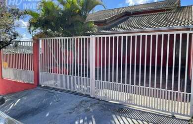 Imagem: A casa possui 3 Dormitórios, 2 Banheiros, 4 Vagas na garagem