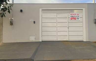 Imagem: A casa possui 3 Dormitórios, 2 Banheiros, 2 Vagas na garagem