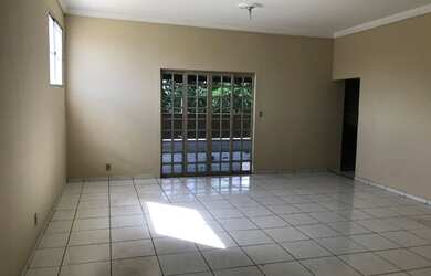 Imagem: A casa possui 3 Dormitórios, 1 Banheiro, 2 Vagas na garagem