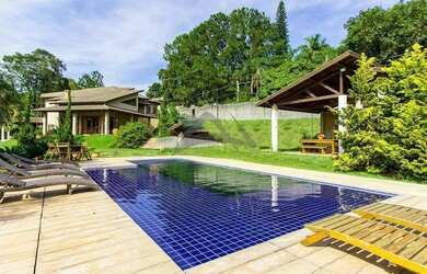 Imagem: A casa possui 3 Dormitórios, 4 Banheiros, 4 Vagas na garagem