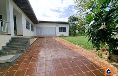 Imagem: A casa possui 4 Dormitórios, 3 Banheiros, 2 Vagas na garagem