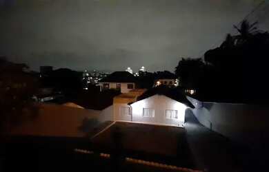 Imagem: A casa possui 4 Dormitórios, 2 Banheiros, 2 Vagas na garagem