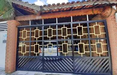 Imagem: A casa possui 2 Dormitórios, 2 Banheiros, 2 Vagas na garagem