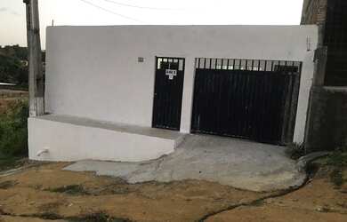 Imagem: A casa possui 2 Dormitórios, 1 Banheiro, 1 Vaga na garagem