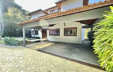 Imagem: A casa em condomínio possui 5 Dormitórios, 4 Banheiros, 3