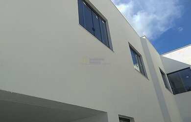 Imagem: A casa possui 3 Dormitórios, 2 Banheiros, 2 Vagas na garagem