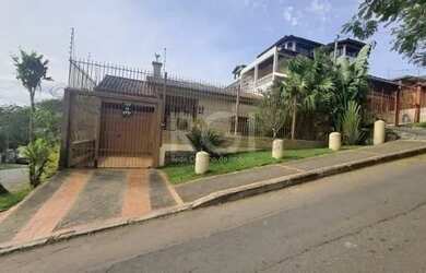 Imagem: A casa possui 4 Dormitórios, 4 Banheiros, 4 Vagas na garagem