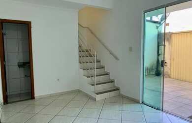 Imagem: A casa possui 3 Dormitórios, 2 Banheiros, 2 Vagas na garagem