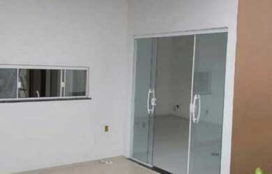 Imagem: A casa possui 3 Dormitórios, 2 Banheiros, 2 Vagas na garagem