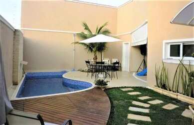 Imagem: A casa possui 4 Dormitórios, 5 Banheiros, 2 Vagas na garagem