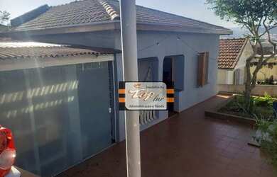 Imagem: A casa possui 2 Dormitórios, 2 Banheiros, 2 Vagas na garagem