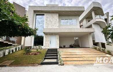 Imagem: A casa em condomínio possui 4 Dormitórios, 3 Banheiros e 316m²