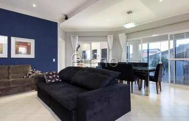 Imagem: A casa possui 5 Dormitórios, 1 Banheiro, 4 Vagas na garagem