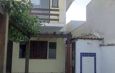 Imagem: A casa possui 5 Dormitórios, 1 Banheiro, 2 Vagas na garagem