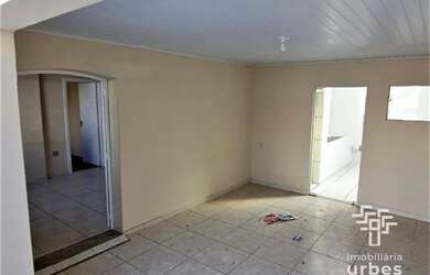 Imagem: A casa possui 4 Dormitórios, 2 Banheiros, 3 Vagas na garagem