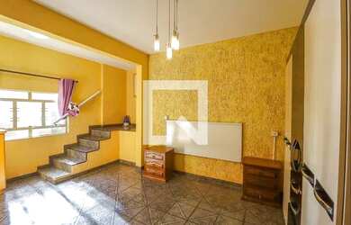 Imagem: A casa possui 4 Dormitórios, 2 Banheiros, 1 Vaga na garagem