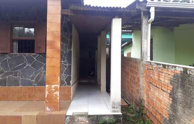 Imagem: A casa possui 2 Dormitórios, 2 Banheiros, 2 Vagas na garagem