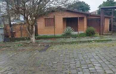 Imagem: A casa possui 3 Dormitórios, 1 Banheiro, 2 Vagas na garagem