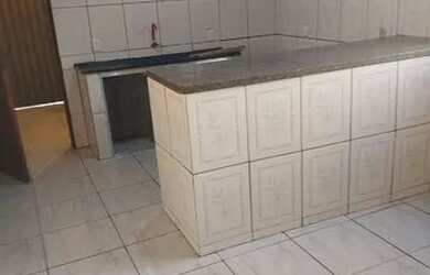 Imagem: A casa possui 1 Dormitório, 1 Banheiro, 1 Vaga na garagem