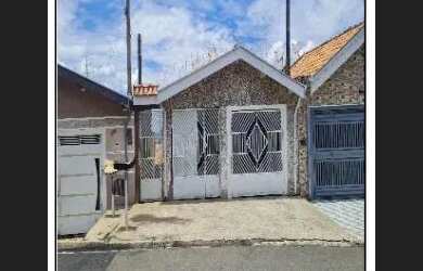 Imagem: A casa possui 2 Dormitórios, 1 Banheiro, 1 Vaga na garagem