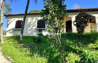 Imagem: A casa possui 4 Dormitórios, 2 Banheiros, 3 Vagas na garagem