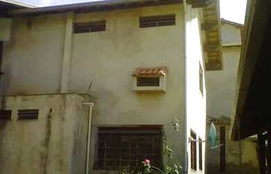 Imagem: A casa possui 4 Dormitórios, 2 Banheiros, 4 Vagas na garagem