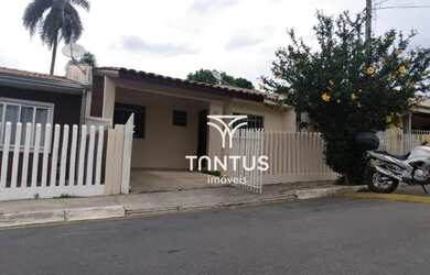 Imagem: A casa em condomínio possui 3 Dormitórios, 1 Banheiro, 1 Vaga