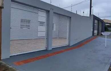 Imagem: A casa possui 3 Dormitórios, 2 Banheiros, 2 Vagas na garagem