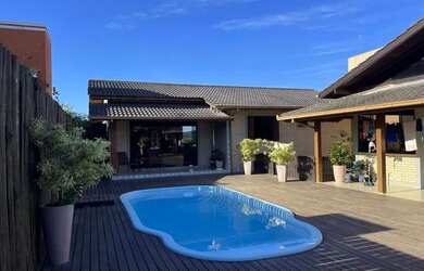 Imagem: A casa possui 5 Dormitórios, 5 Banheiros, 4 Vagas na garagem