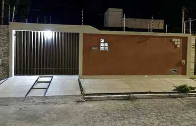 Imagem: A casa possui 3 Dormitórios, 2 Banheiros, 1 Vaga na garagem