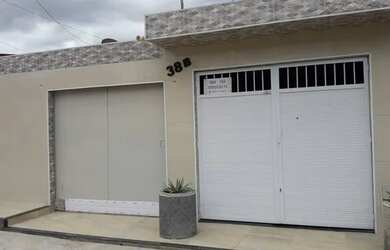 Imagem: A casa possui 3 Dormitórios, 2 Banheiros, 2 Vagas na garagem