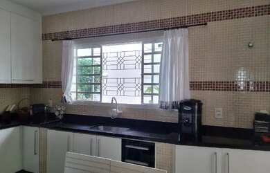 Imagem: A casa possui 3 Dormitórios, 3 Banheiros, 3 Vagas na garagem