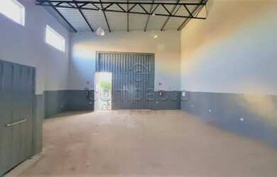 Imagem: O depósito possui 3 Vagas na garagem, 100m² de Área e está