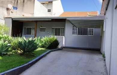 Imagem: A casa possui 2 Dormitórios, 1 Banheiro, 1 Vaga na garagem