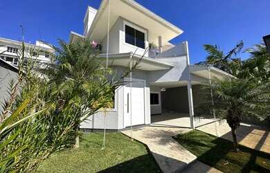 Imagem: A casa possui 3 Dormitórios, 4 Banheiros, 2 Vagas na garagem