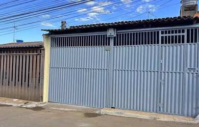 Imagem: A casa possui 3 Dormitórios, 1 Banheiro, 2 Vagas na garagem