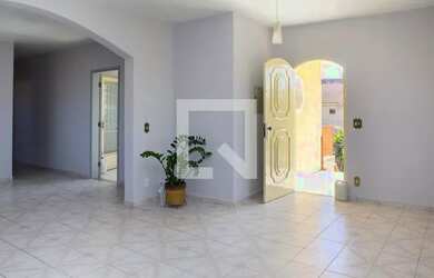 Imagem: A casa possui 3 Dormitórios, 2 Banheiros, 1 Vaga na garagem