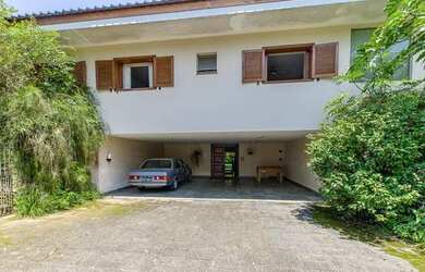 Imagem: A casa em condomínio possui 5 Dormitórios, 5 Banheiros, 5