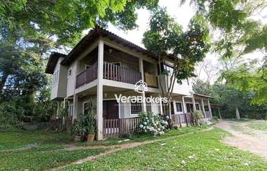 Imagem: A casa possui 4 Dormitórios, 5 Banheiros, 2 Vagas na garagem