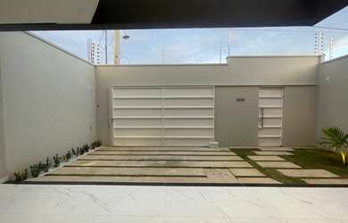 Imagem: A casa possui 3 Dormitórios, 3 Banheiros, 2 Vagas na garagem