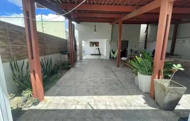 Imagem: A casa possui 3 Dormitórios, 2 Banheiros e 2 Vagas na garagem