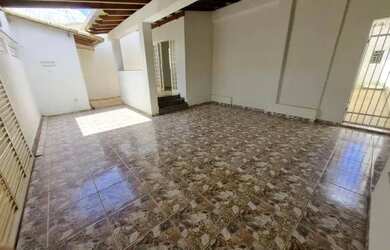 Imagem: A casa possui 2 Dormitórios, 2 Banheiros, 2 Vagas na garagem