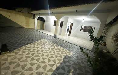 Imagem: A casa possui 3 Dormitórios, 1 Banheiro, 3 Vagas na garagem