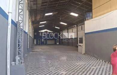 Imagem: O depósito possui 2 Vagas na garagem, 700m² de Área e está