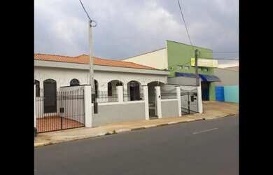 Imagem: A casa possui 4 Dormitórios, 5 Banheiros, 5 Vagas na garagem